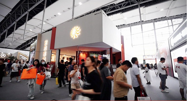 中國(guó)建博會(huì)（廣州） | 藝龍家(jiā)居發力“輕高(gāo)定一(yī)體(tǐ)化(huà)”，開(kāi)展首日(rì)燃爆全場(chǎng)！